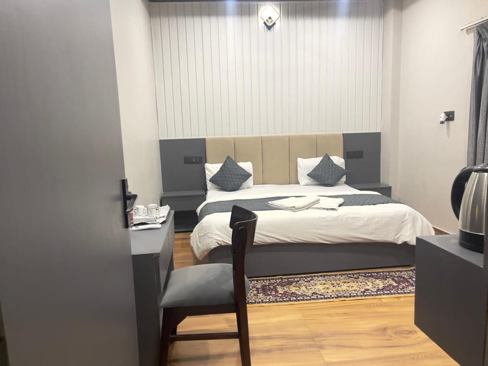 The Narendra hotel 700m away from the Ram Mandir Hotel in Uttar Pradesh