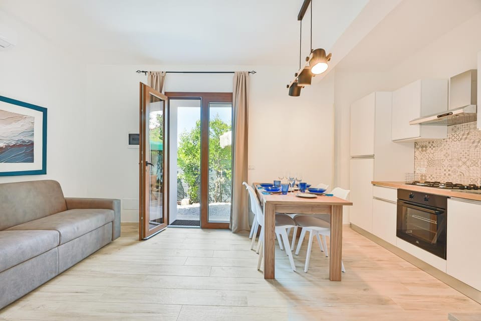 Kitchen or kitchenette, Living room, Seating area, Dining area, stove