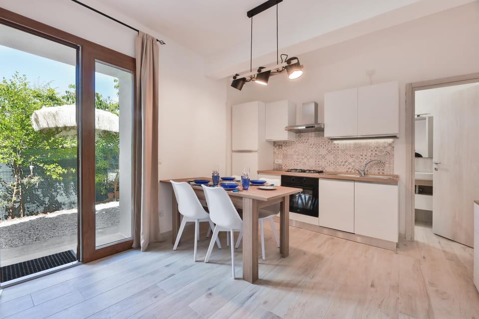 Kitchen or kitchenette, Dining area, oven, stove