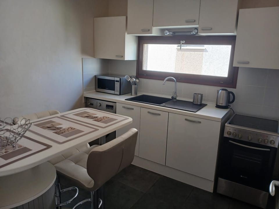 Kitchen or kitchenette, microwave, minibar, oven, stove