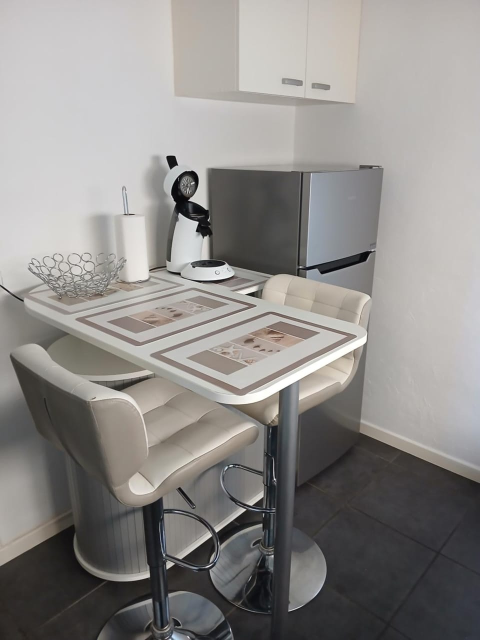 Kitchen or kitchenette, Dining area, minibar, oven