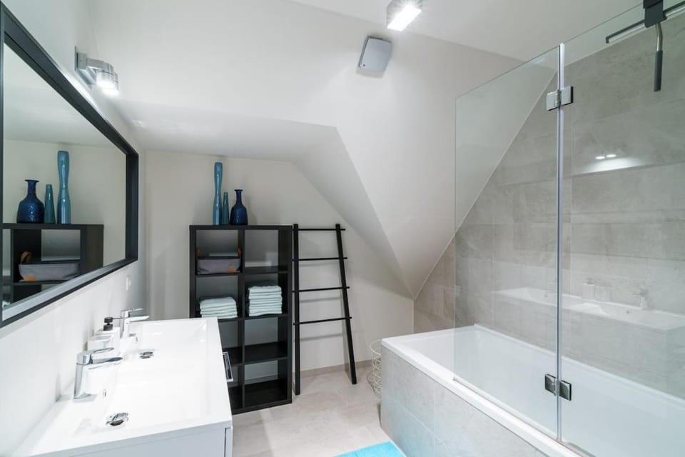 Shower, Bathroom, Bath, towels