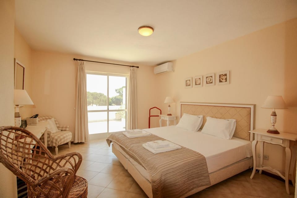 FLH Quinta do Lago Retreat with Terrace & Pool House in Faro District