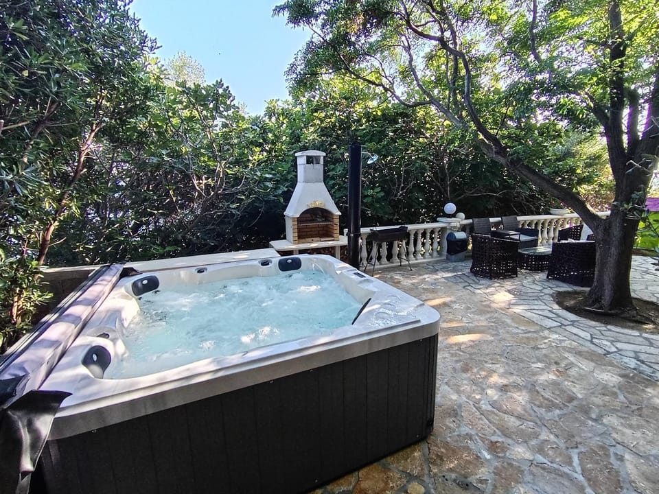 Garden, Hot Tub, Spa and wellness centre/facilities, Garden view