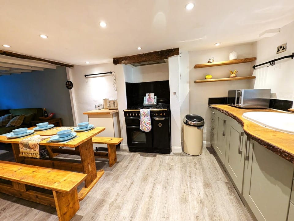 Coffee/tea facilities, Kitchen or kitchenette, Dining area, oven, pet friendly, stove, toaster