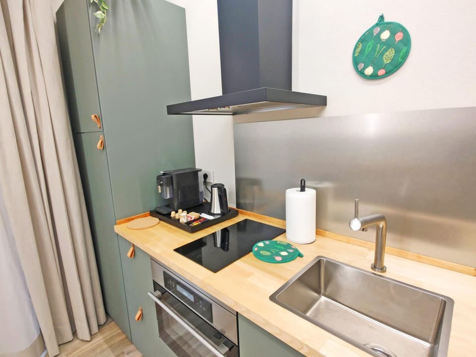 Coffee/tea facilities, Kitchen or kitchenette, stove