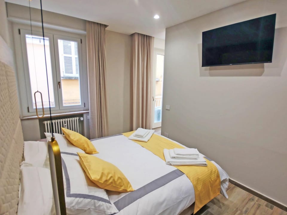 Bed, TV and multimedia, Bedroom