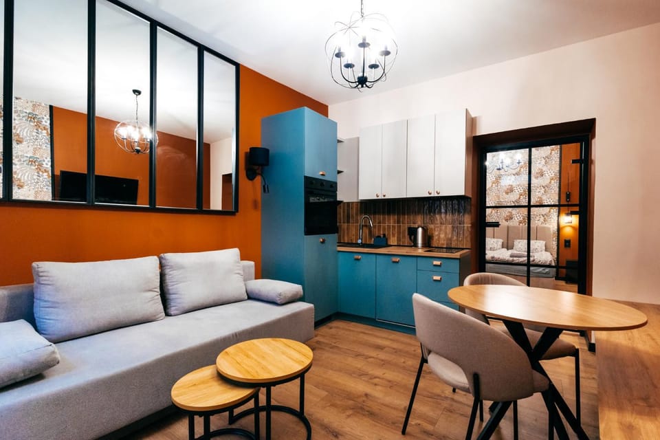Kitchen or kitchenette, Seating area, stove
