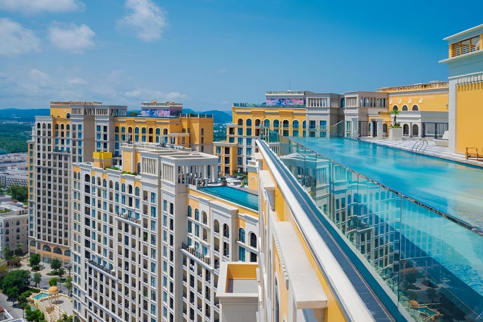 Property building, Balcony/Terrace, Swimming pool, Swimming pool