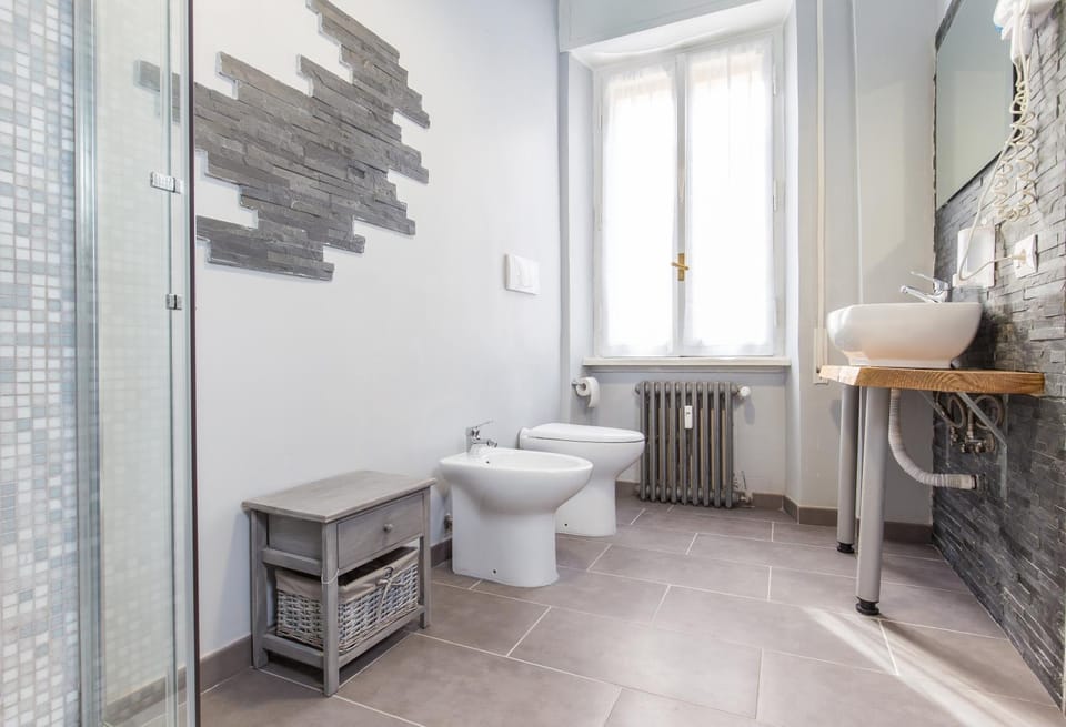 Shower, Toilet, People, Bathroom, Decorative detail, Guests