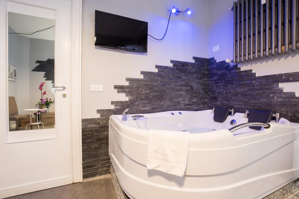 Toilet, Patio, Bed, People, Bathroom, Balcony/Terrace, Balcony/Terrace, Kitchen or kitchenette, Food and drinks, Food and drinks, Photo of the whole room, Seating area, Pets, Guests, Area and facilities, children