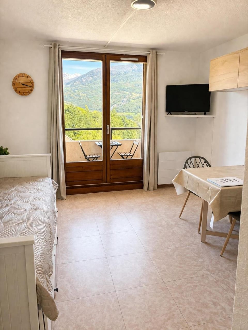 Vue montagne exceptionnelle T2 Cosy avec Balcon proche du lac Apartment in Provence-Alpes-Côte d'Azur