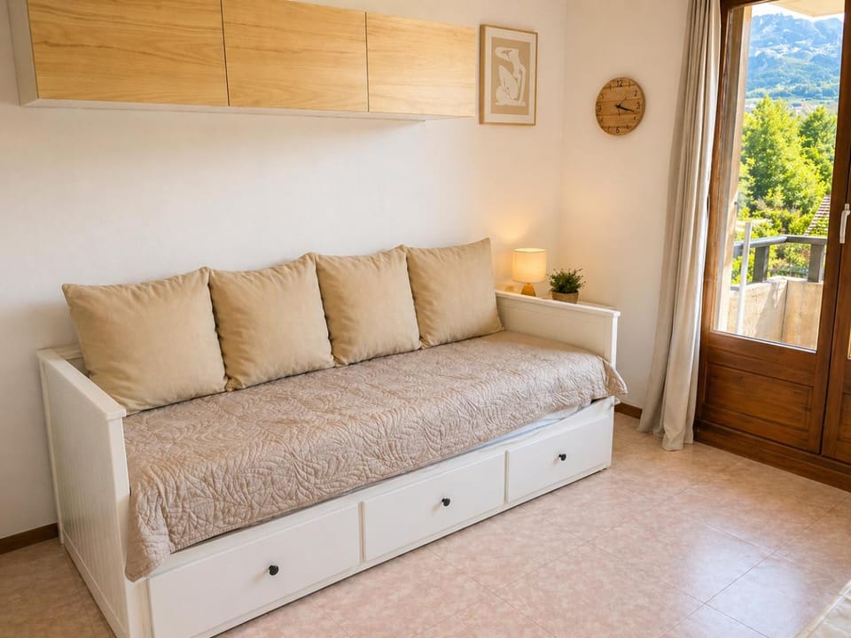 Vue montagne exceptionnelle T2 Cosy avec Balcon proche du lac Apartment in Provence-Alpes-Côte d'Azur