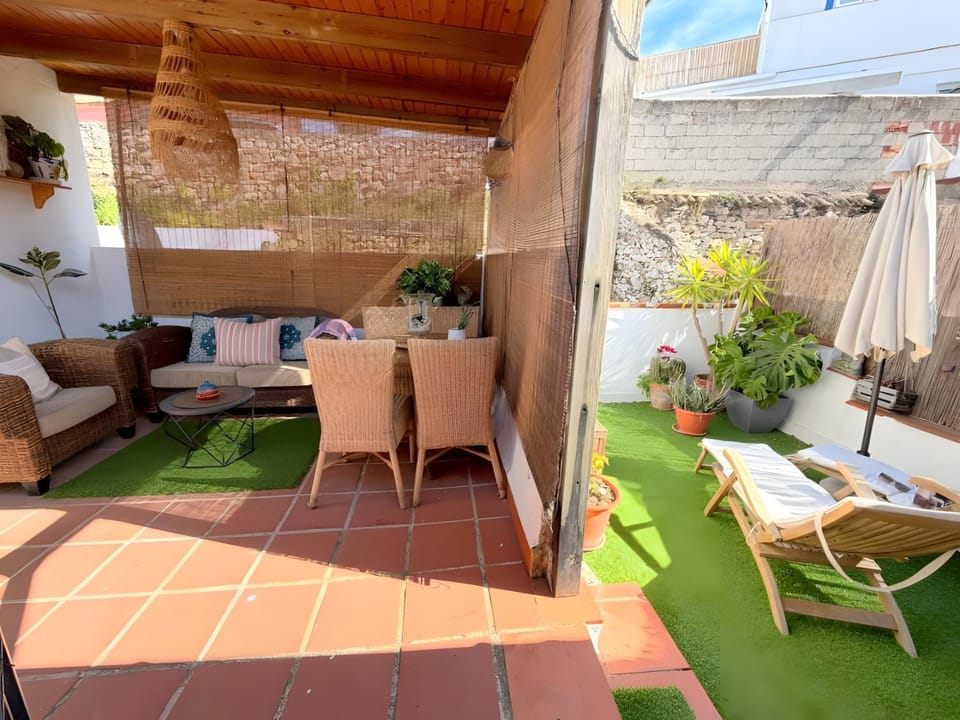 Property building, Balcony/Terrace, Living room