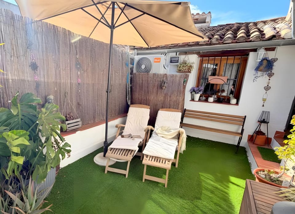 Property building, Balcony/Terrace, Living room