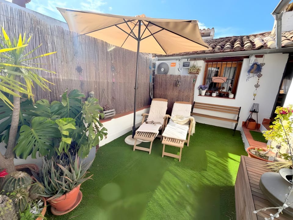 Property building, Balcony/Terrace, Living room