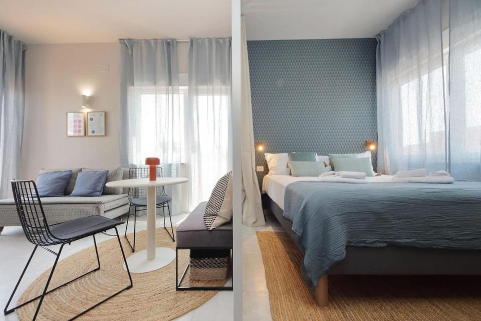 Bed, Living room, Photo of the whole room, Seating area, Dining area, Bedroom