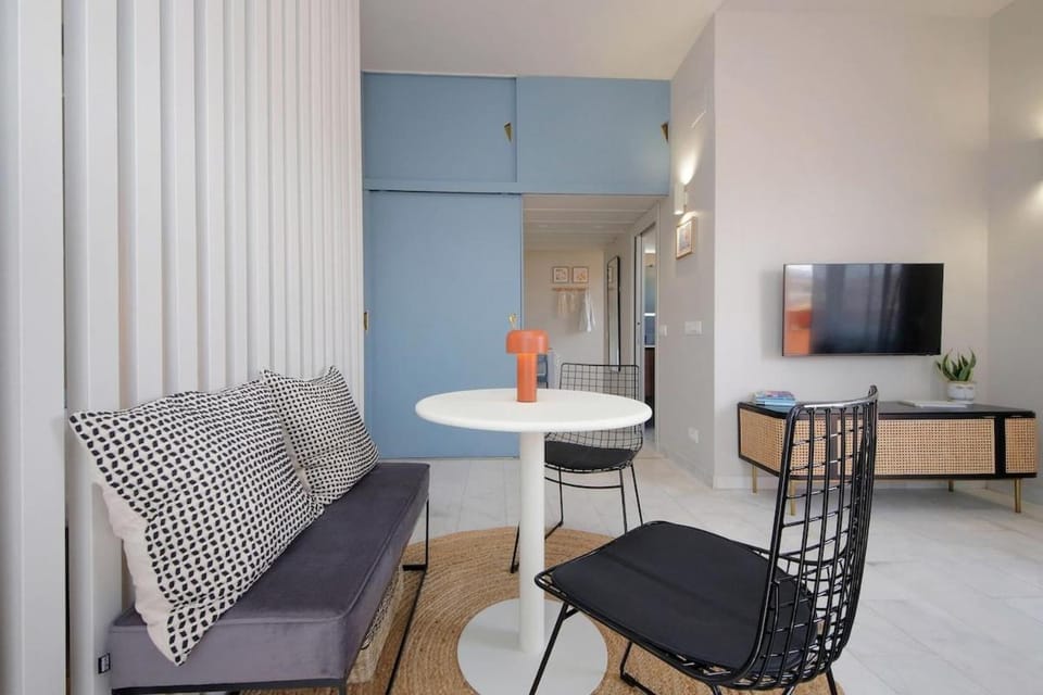 Communal lounge/ TV room, TV and multimedia, Seating area, Dining area, Evening entertainment