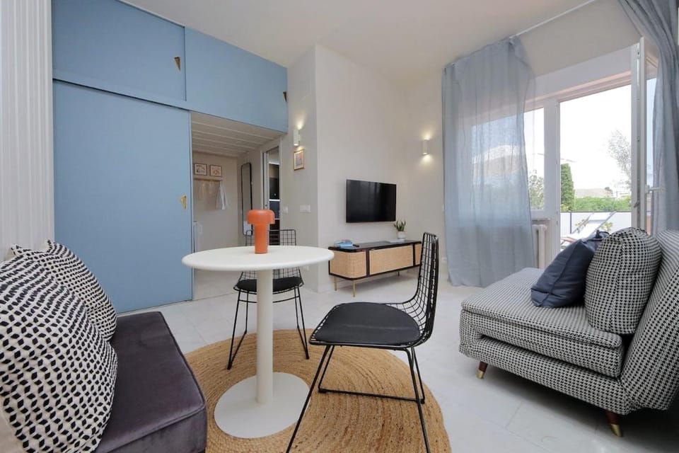 Communal lounge/ TV room, TV and multimedia, Kitchen or kitchenette, Seating area, Dining area, Evening entertainment