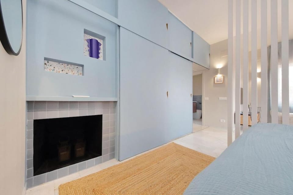 Bed, TV and multimedia, Photo of the whole room, Decorative detail