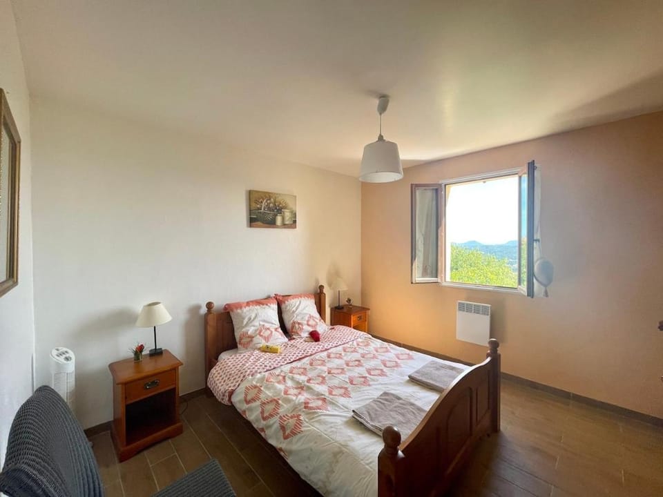 Charming little house with garden, stunning view House in Fayence