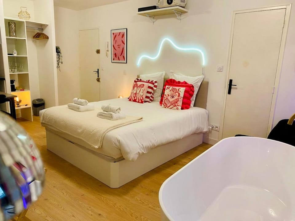Bed, Bathroom, Photo of the whole room, Bedroom, towels