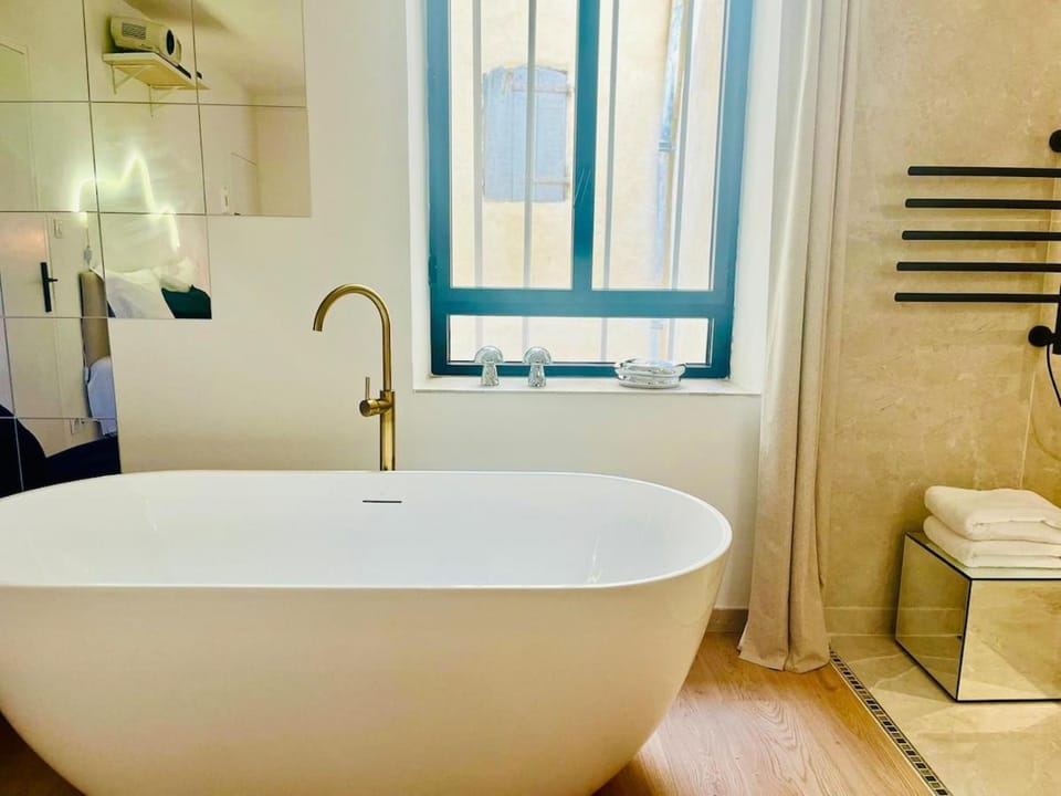 Bathroom, Bath