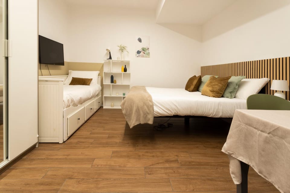 Bed, TV and multimedia, Photo of the whole room, Bedroom, hair dresser, towels, wardrobe