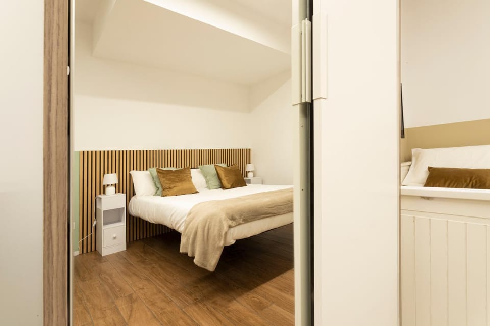 Bed, Photo of the whole room, towels