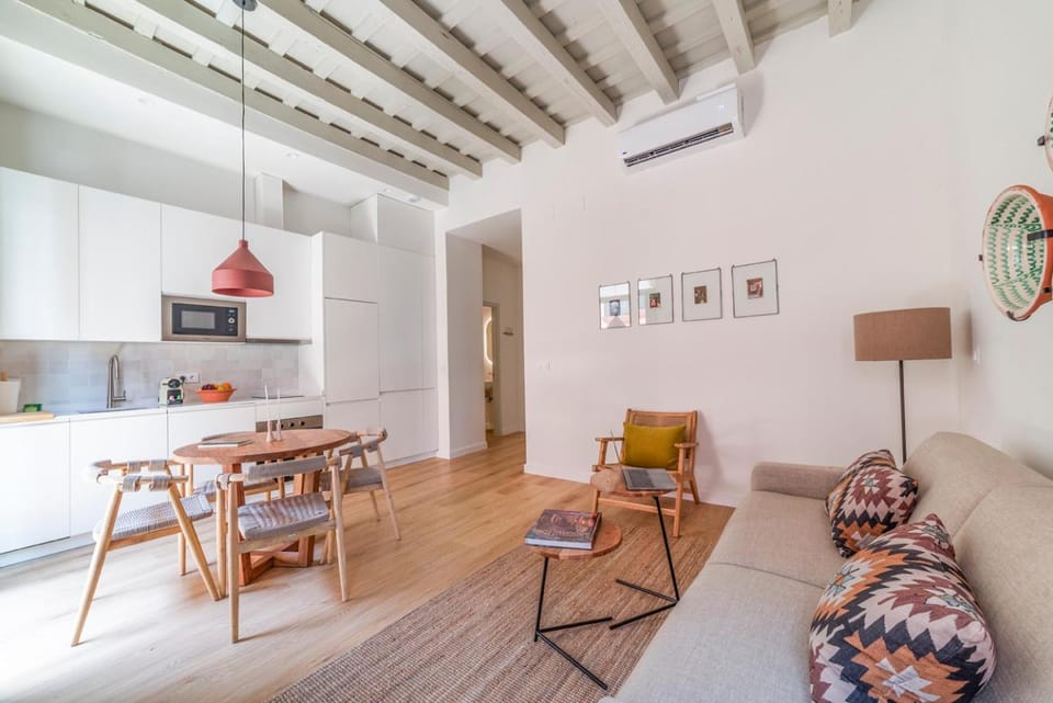 Kitchen or kitchenette, Living room, Seating area, Dining area, air conditioner