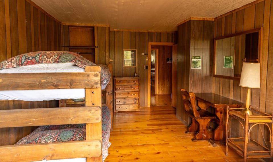 Seating area, Bedroom, bunk bed