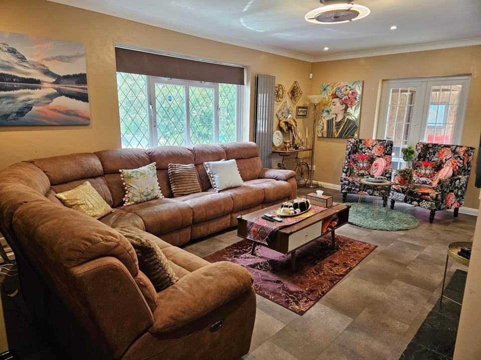 Stunning 4 bed house with huge garden and parking House in England