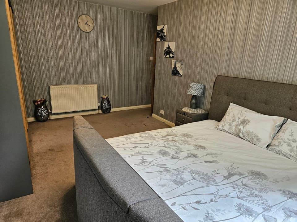 Stunning 4 bed house with huge garden and parking House in England