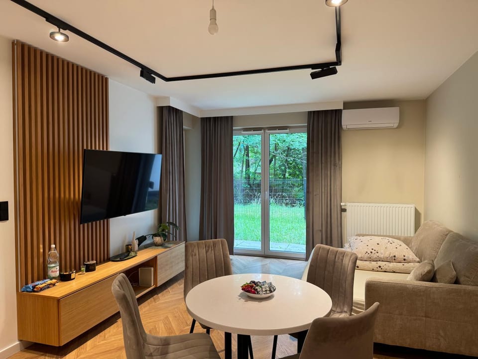 TV and multimedia, Living room, Seating area, Dining area, air conditioner