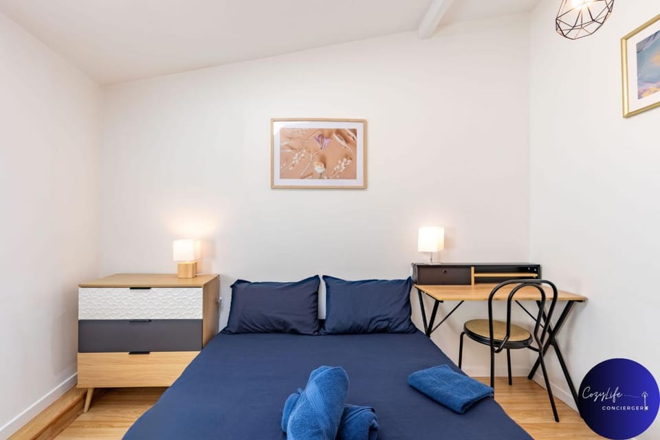 Bed, Photo of the whole room, Seating area, Bedroom, storage