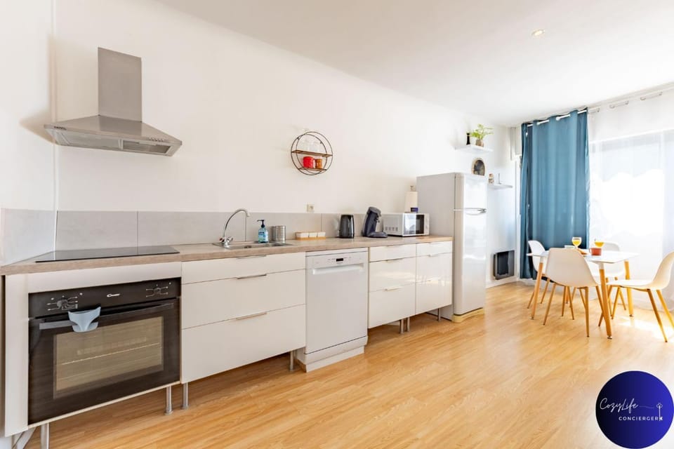 Coffee/tea facilities, Kitchen or kitchenette, Dining area, dishwasher, oven, stove, toaster