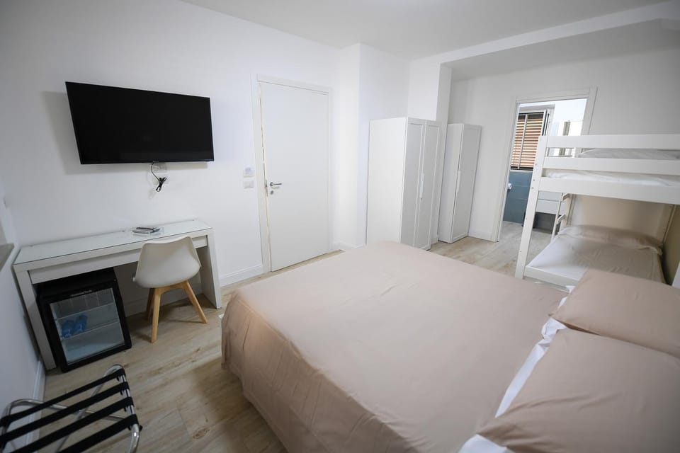 Bed, TV and multimedia, Photo of the whole room, Bedroom, bunk bed