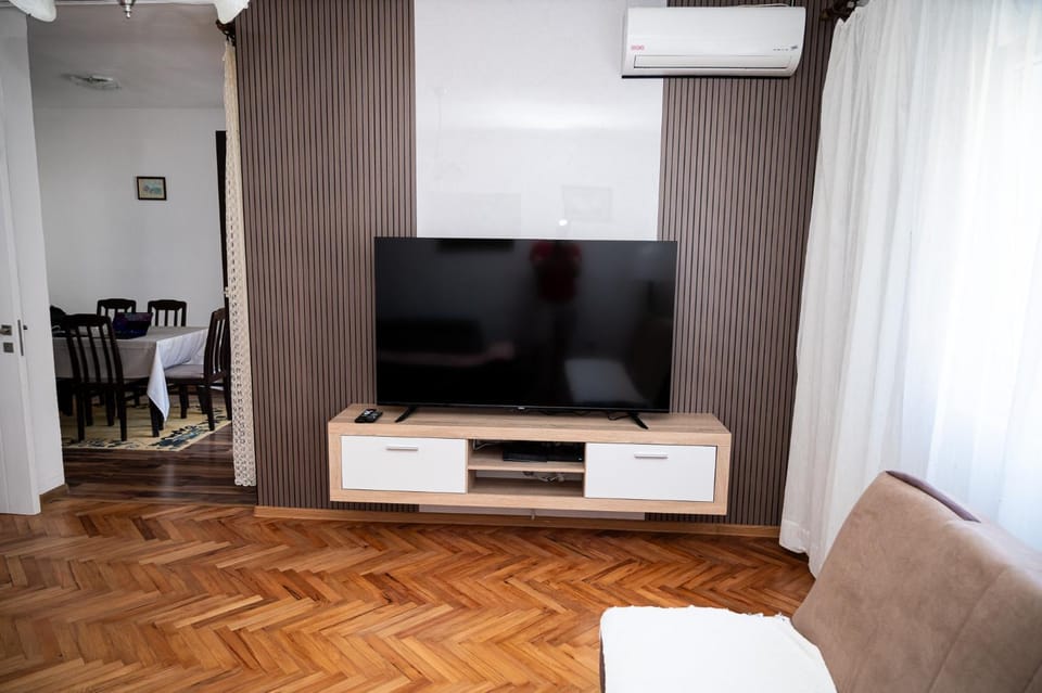 TV and multimedia, Living room, Seating area, air conditioner
