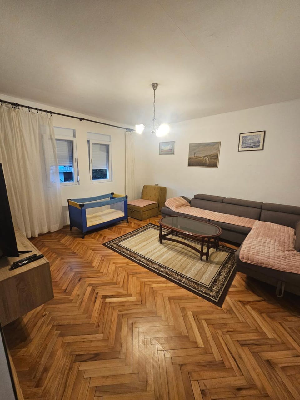 Bed, TV and multimedia, Living room, Seating area