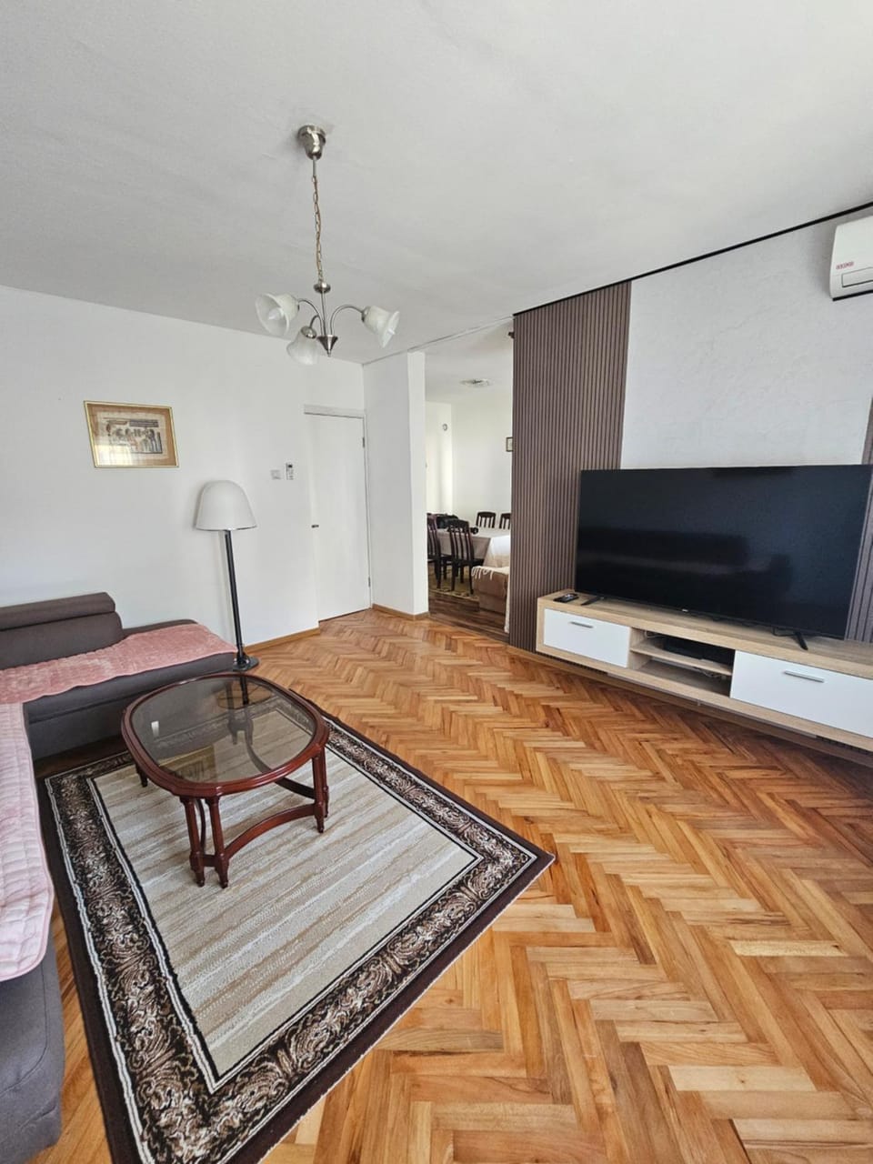 TV and multimedia, Living room, Seating area, air conditioner