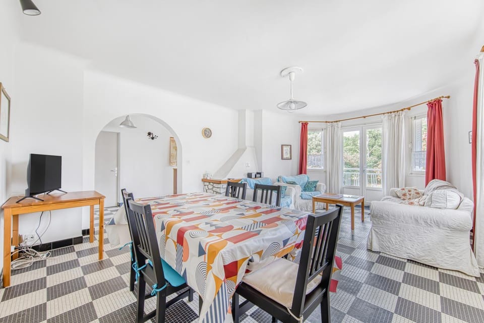 Property building, Living room, Bedroom