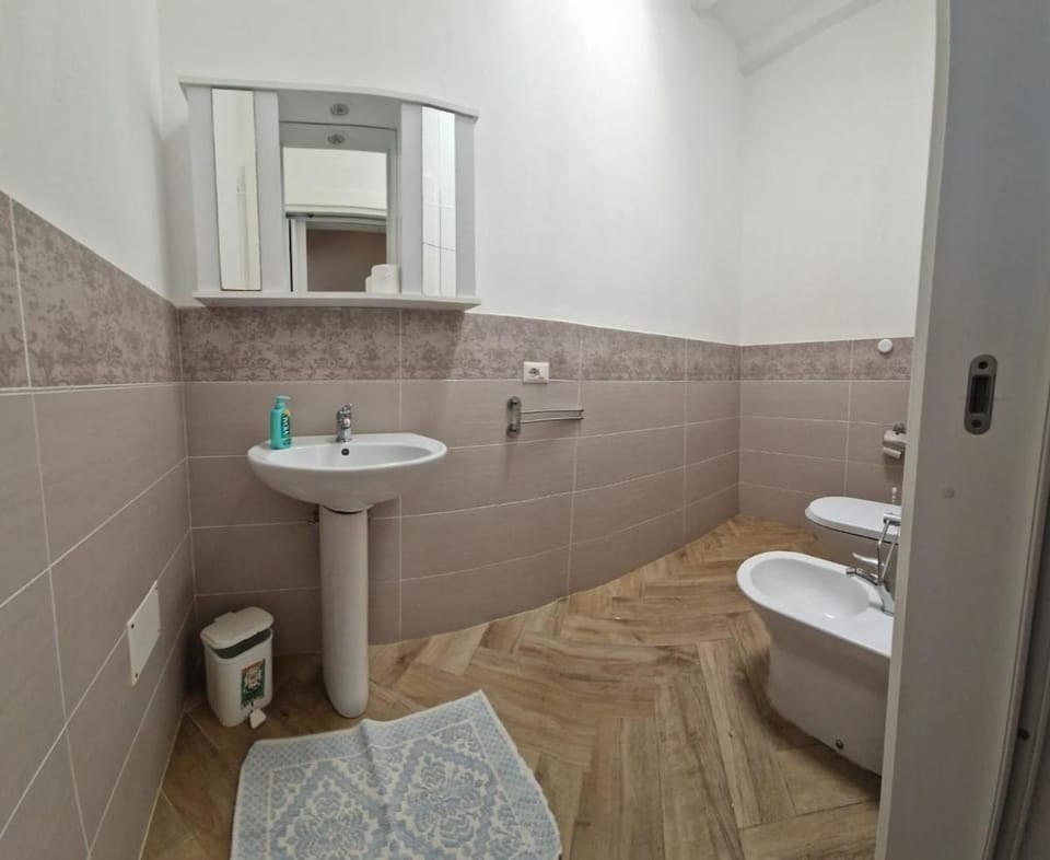Toilet, Bathroom, bidet, towels