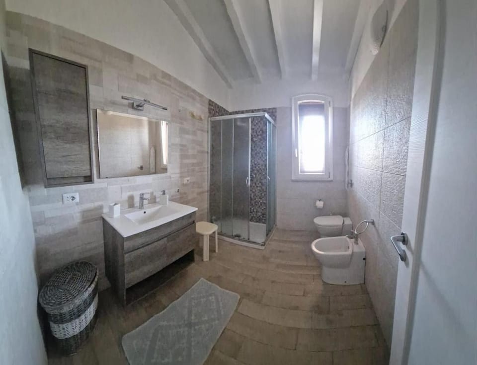 Shower, Toilet, Bathroom, bidet, towels