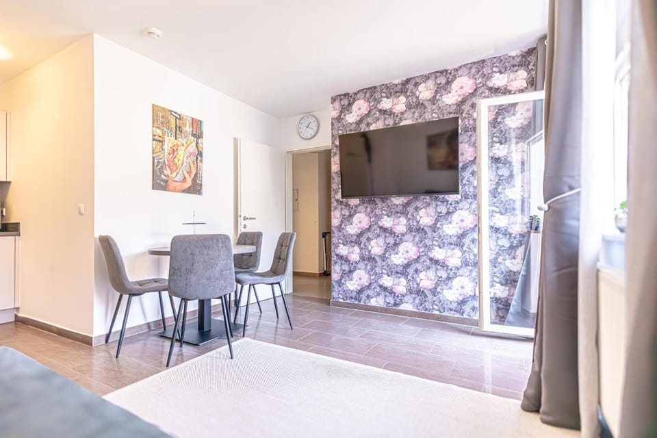 Bed, TV and multimedia, Dining area, Bedroom
