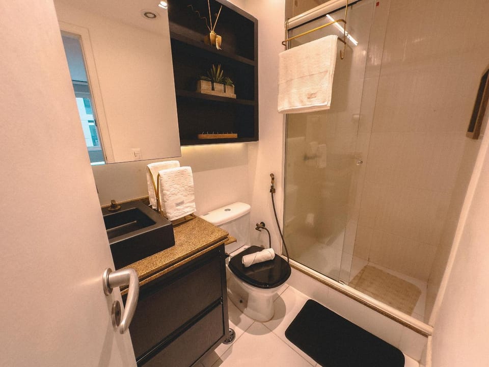 Shower, Toilet, Bathroom, towels