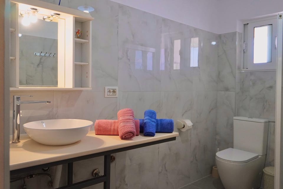 Toilet, Bathroom, towels