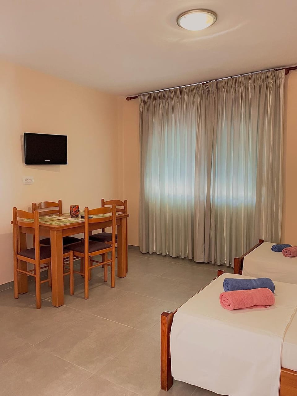 Bed, TV and multimedia, Dining area, Bedroom