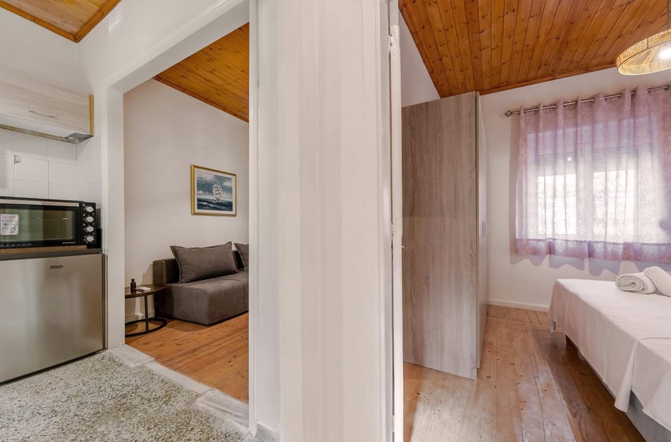 Bed, Kitchen or kitchenette, Seating area, Bedroom, oven