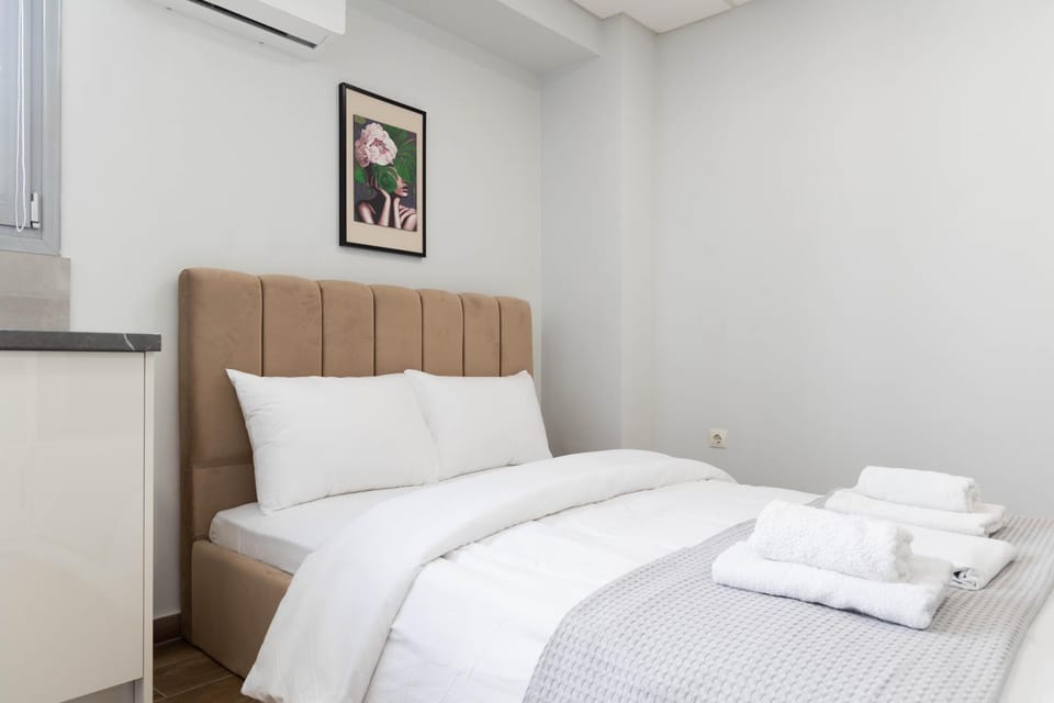 Bed, Photo of the whole room, Bedroom, towels, air conditioner
