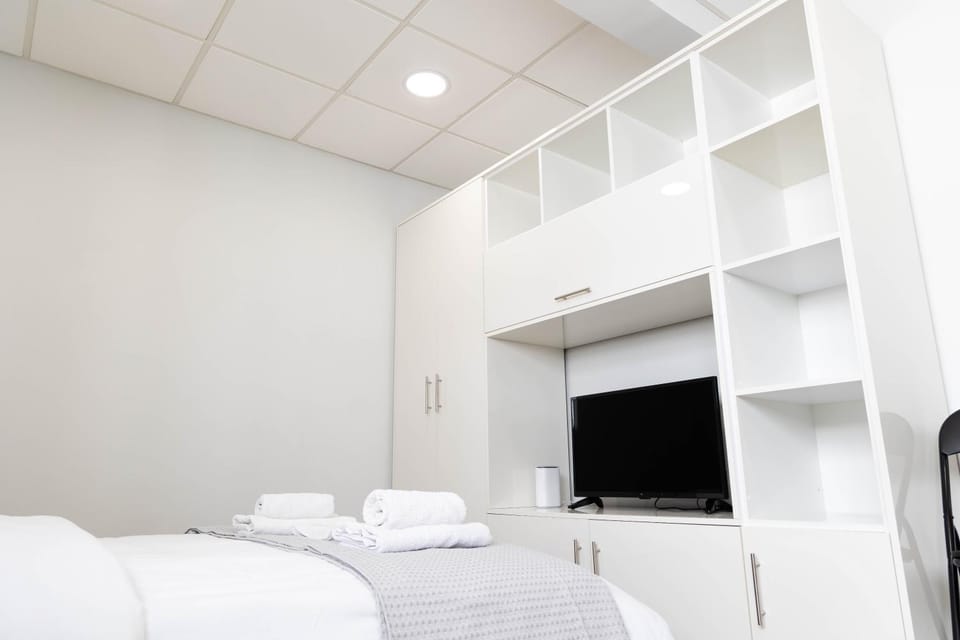 Bed, TV and multimedia, Photo of the whole room, Evening entertainment, Bedroom, towels